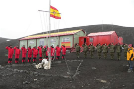 Izado de la Bandera, en la Base Antártica 'Gabriel de Castilla'