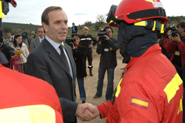 El Ministro de Defensa, José Antonio Alonso,  ha visitado el II Campamento Básico de Emergencias de la UME en la Base ¿General Álvarez de Castro¿ del Ejército de Tierra, en San Clemente de Sasebas (Girona)