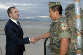 El ministro de Defensa recibe a las tropas a su llegada de la República Democrática del Congo