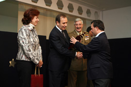 El ministro de Defensa, José Antonio Alonso, hace entrega de un obsequio a los alumnos del centro