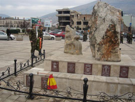 Una corona de flores recuerda militares fallecidos en acto de servicio en Bosnia i Herzegovina.
