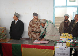 Al acto de entrega de material escolar, desarrollado en el mismo centro educativo, ha asistido el vicegobernador de Badghis; el coronel Roel, jefe del PRT;  el director del centro y las autoridades locales