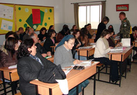 Militares españoles imparten clases de castellano en el colegio del 'Sacre Coeur' de la localidad de Marjayoun, Líbano, en el marco del Programa Cervantes