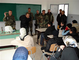 El capitán Pérez y equipo EOD en el colegio de la población de Blida (Líbano)