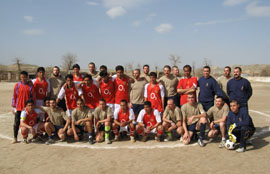 Componentes del equipo local y del equipo del contingente español en Qala i Naw (Afganistán)