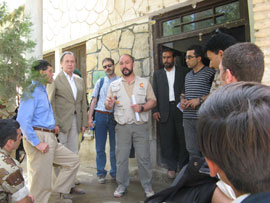El embajador de España en Afganistán, José Turpín Molina, durante su visita al Equipo de Reconstrucción Provincial (PRT) español en Qala-i-Naw