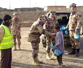 Militares españoles reparten carne entre las familias necesitadas de Herat