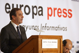 El ministro de Defensa, José Antonio Alonso, durante su intervención en los desayunos de Europa Press