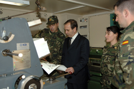 El ministro de Defensa, José Antonio Alonso durante su visita al Centro Geográfico del Ejército