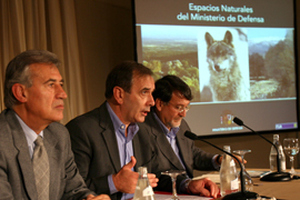 El ministro de Defensa, José Antonio Alonso, ha presentado en Córdoba un suplemento monográfico sobre Medio Ambiente publicado por la Revista Española de Defensa