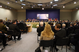 El Secretario General y los ministros de Defensa o Jefes de las Delegaciones en el Salón Principal de Conferencias durante la Reunión