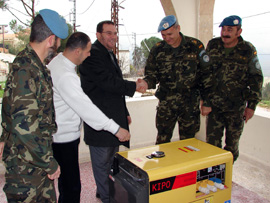 El coronel Prieto, 2º jefe de la Brigada, entrega al alcalde de la población de El Khiam el grupo electrógeno donado por las tropas españolas