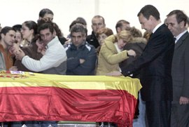 El presidente del Gobierno, José Luis Rodríguez Zapatero, impone la Cruz del Mérito Militar con distintivo amarillo a Idoia Rodríguez