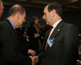 El ministro de Defensa, José Antonio Alonso junto a Javier Solana en la cumbre de ministros de la Unión Europea celebrada hoy en Wiesbaden, Alemania