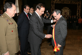 El Ministro de Defensa, José Antonio Alonso impuso la Gran Cruz del Mérito Naval al Rector de la Universidad de Alcalá de Henares, Virgilio Zapatero Gómez