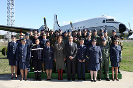 El ministro de Defensa, José Antonio Alonso, la subsecretaria de Defensa, Soledad López, y mujeres del Ejército del Aire en la Base Aérea de Getafe