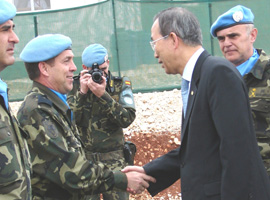 El Secretario General de Naciones Unidas, Ban Ki-moon, saluda al contingente español en la Base Miguel de Cervantes en Marjayun (Líbano)