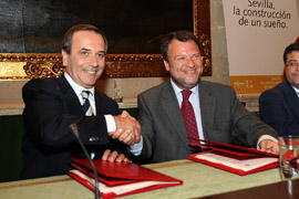 José Antonio Alonso, ministro de Defensa y Alfredo Sánchez, alcalde de Sevilla, firman el convenio en la sala de gobierno del Ayuntamiento de Sevilla