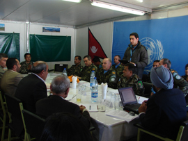 El general Martín Ambrosio, jefe de la Brigada Multinacional Este de la FINUL, se ha reunido con los alcaldes de la zona de responsabilidad del batallón nepalí