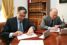 El secretario general de Política de Defensa, Luis M.Cuesta Civis y el vicepresidente de la Fundación Alternativas, Nicolás Sartorius durante la firma del convenio