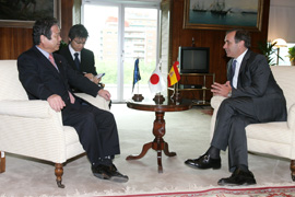 El viceministro de Defensa de Japón, Issei Kitagawa, con José Antonio Alonso en la sede del Ministerio de Defensa