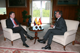 El Ministro de Defensa, José Antonio Alonso, se reunió hoy, en la sede del departamento en Madrid, con su homólogo colombiano, Juan Manuel Santos