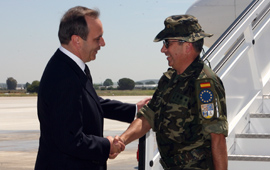 El Ministro de Defensa, José Antonio Alonso, ha recibido hoy en el aeropuerto de Jérez de la Frontera (Cádiz) a los últimos 160 militares españoles que han participado en la misión internacional en Mostar, en Bosnia-Herzegovina, tras 15 años de presencia
