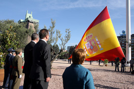 José Antonio Alonso, ministro de Defensa, y el alcalde de Madrid, Alberto Ruiz-Gallardón, en el acto de izado de Bandera en la los jardines del Descubrimiento