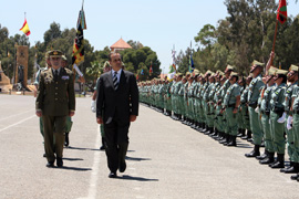 El ministro Alonso pasa revista a las tropas en la base Alvarez de Sotomayor Almeria