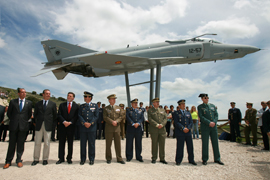 El ministro de Defensa acompañado de autoridades civiles y militares hoy en la inauguración del monumento a los aviadores españoles