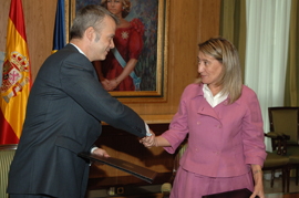 La subsecretaria de  Defensa, María Victoria San José y el secretario de Estado de Seguridad,  Antonio Camacho, han firmado hoy un convenio en el Ministerio de Defensa