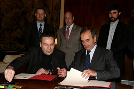 El ministro de Defensa, José Antonio Alonso, y el alcalde de San Sebastián de los Reyes, Luis Fernández, en la firma de protocolo general entre Defensa y el Ayuntamiento