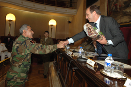 El ministro Alonso con el GD Mohammad Moinfaqir, jefe del Departamento de Enseñanza del Ministerio de Defensa de Afganistán