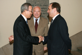 El ministro de Defensa, José Antonio Alonso saludando al Secretario Gral. de la ONU, Ban Ki-Moon
