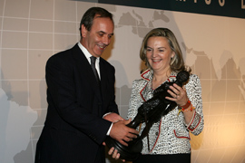 El ministro de Defensa, José Antonio Alonso, entrega el premio extraordinario Defensa 2007 a doña Pilar Mateo Herrero