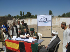 Firma de acta y entrega de planos donde se construirá el nuevo orfanato en la ciudad afgana de Qala-i-Naw