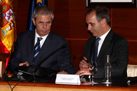 Emilio Pérez Touriño. presidente de la Xunta de Galicia, y el ministro de Defensa, José Antonio Alonso, en la firma del convenio en el hospital básico de la Defensa en Ferrol