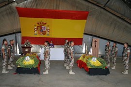 Despedida y honras fúnebres de los Caballeros  Legionarios Paracaidistas Germán Pérez Burgos y Stanley Ángelo Mera Vera, en Herat  (Afganistán)