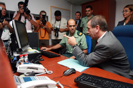El ministro Alonso, durante la visita al Centro de Coordinación de Canarias