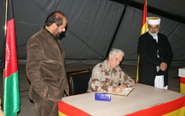 El jefe del Estado Mayor del Ejército del Aire, Francisco José García de la Vega, en la Base de Herat (Afganistán) con autoridades locales en la firma de la entrega de diez toneladas de ayuda humanitaria