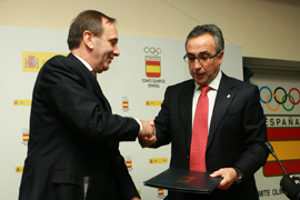 José Antonio Alonso, ministro de Defensa y Alejandro Blanco, presidente del Comité Olímpico Español en la firma del comvenio.