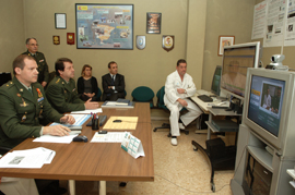 El ministro José Antonio Alonso asiste a una teleconsulta en directo con el Centro Remoto de Telemedicina del Hospital Militar de Nouakchott (Mauritania)