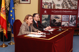 El secretario de Política de Defensa, Luis Cuesta y la subsecretaria de Defensa, Mª Victoria San José durante la presentación del libro