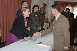 La Subsecretaria de Defensa, María Victoria San José entregando uno de los premios