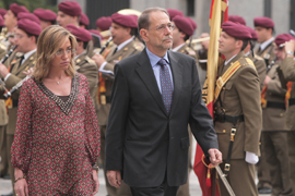 La ministra de Defensa, Carme Chacón, y el secretario general de la UE, Francisco Javier Solana, pasan revista a la fuerza