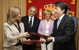 La ministra de Defensa, Carme  Chacón, y el conseller de Sanidad de la Generalitat Valenciana, Manuel Cervera, durante la firma del convenio de colaboración
