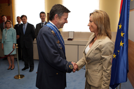 La ministra de Defensa, Carme Chacón, ha impuesto hoy la Gran Cruz de la Orden del Mérito Civil al teniente general del Ejército del Aire Miguel Lens Astray