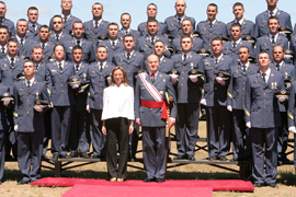 S.M. El Rey y la ministra de Defensa posan con los alumnos de la Academia Básica del Ejército del Aire