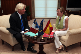 La Ministra Chacón en un momento de su entrevista con el embajador de Francia, Bruno Delaye