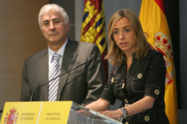 El presidente de la Junta de Comunidades de Castilla-La Mancha, José María Barreda, y la ministra de Defensa, Carme Chacón en la firma del convenio